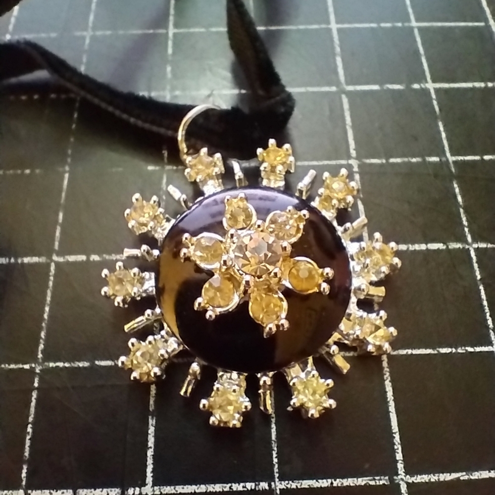 Vintage Snowflake Jet Black Choker & Earrings Set, Screw Backs, Velvet R… - Picture 3 of 6